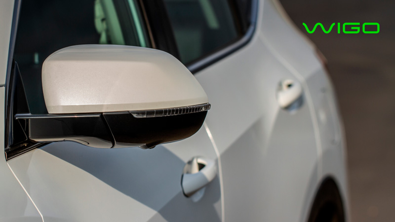 Автомобиль белого цвета